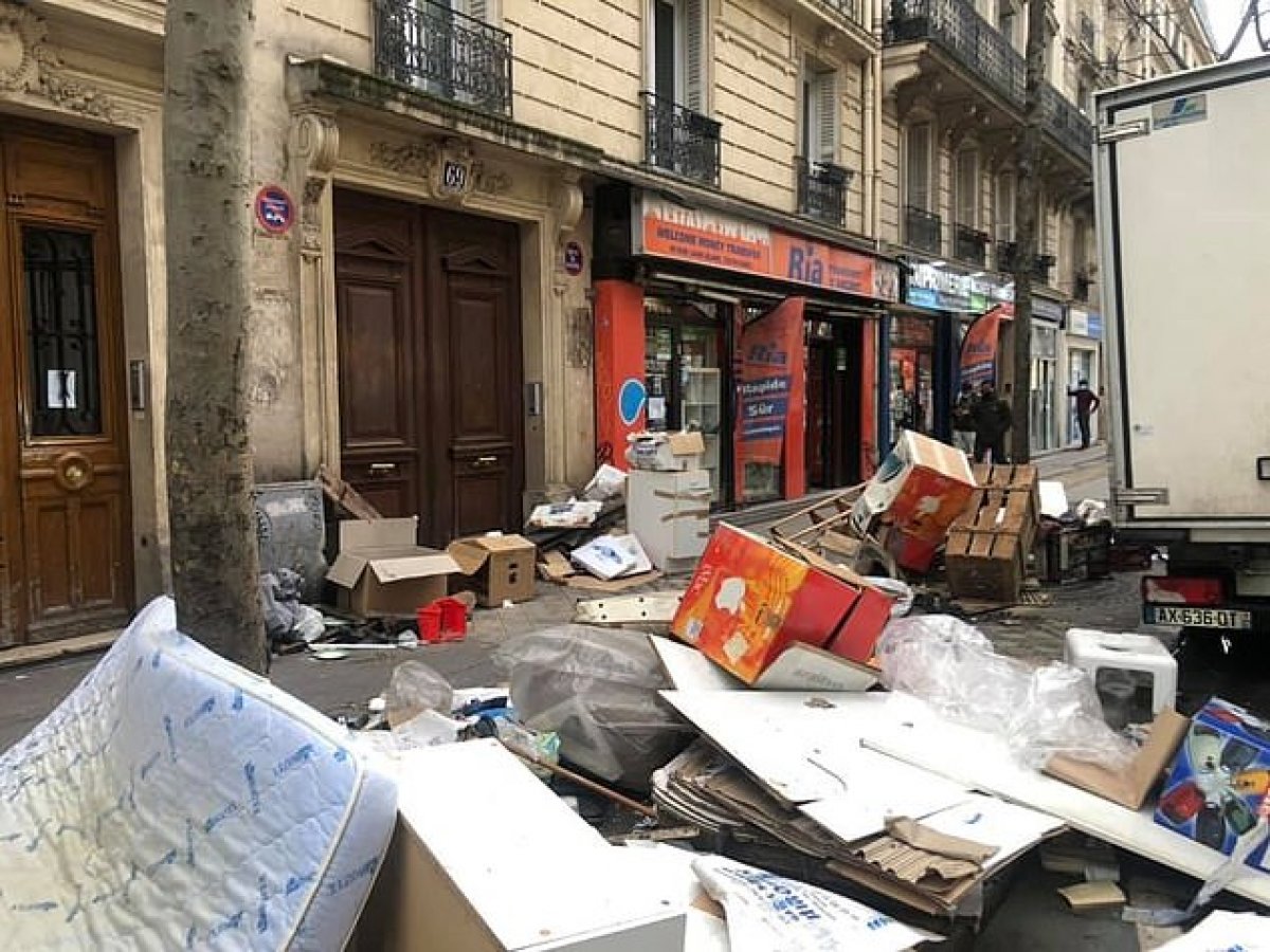 Paris streets filled with garbage #3