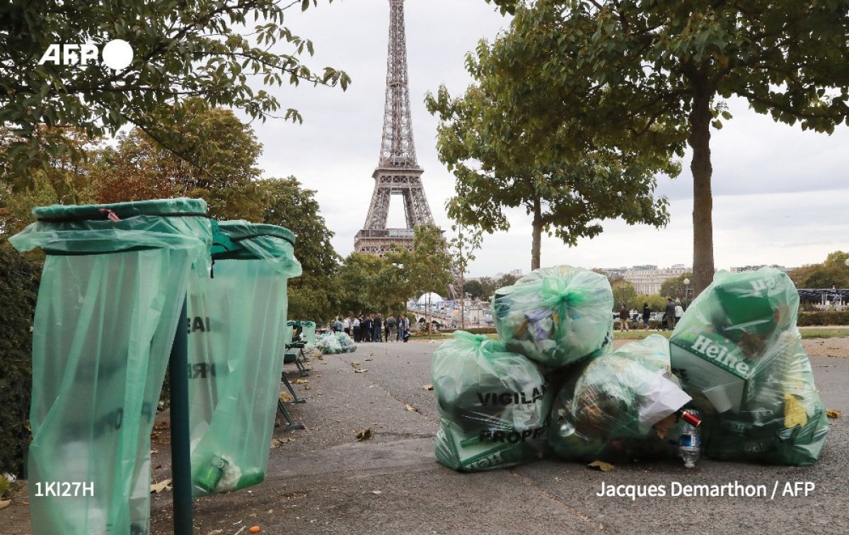 Paris streets filled with garbage #2