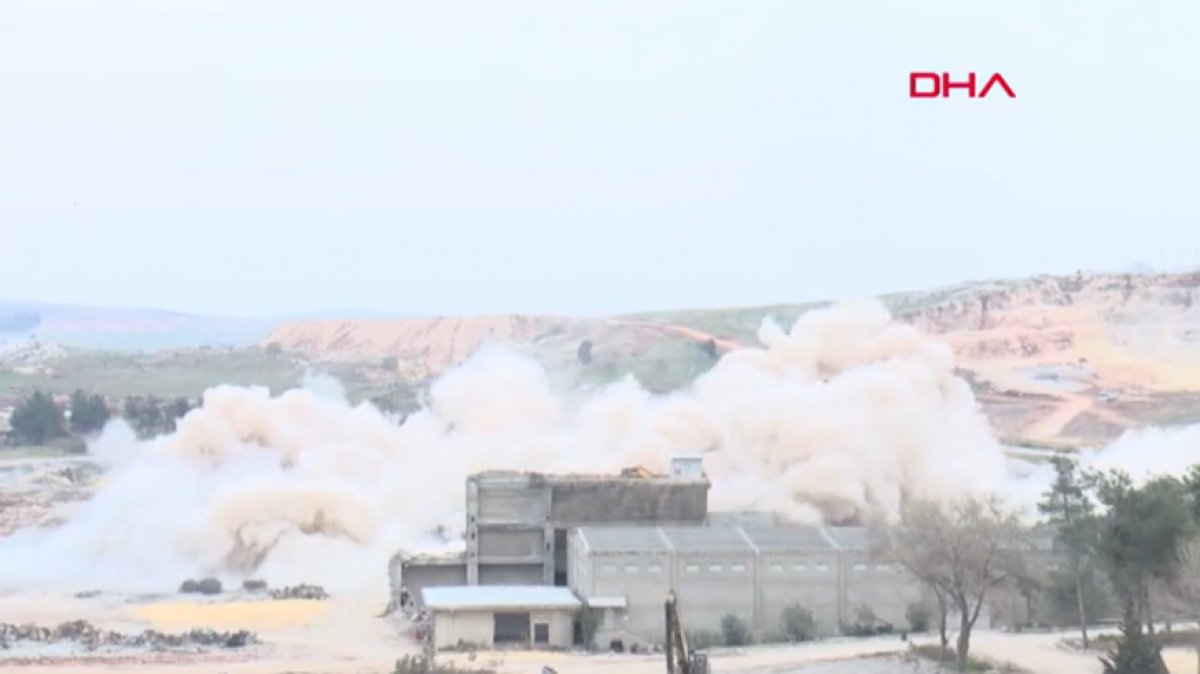 Gaziantep’te 60 yıllık silo 60 kilo dinamit kullanılarak yıkıldı