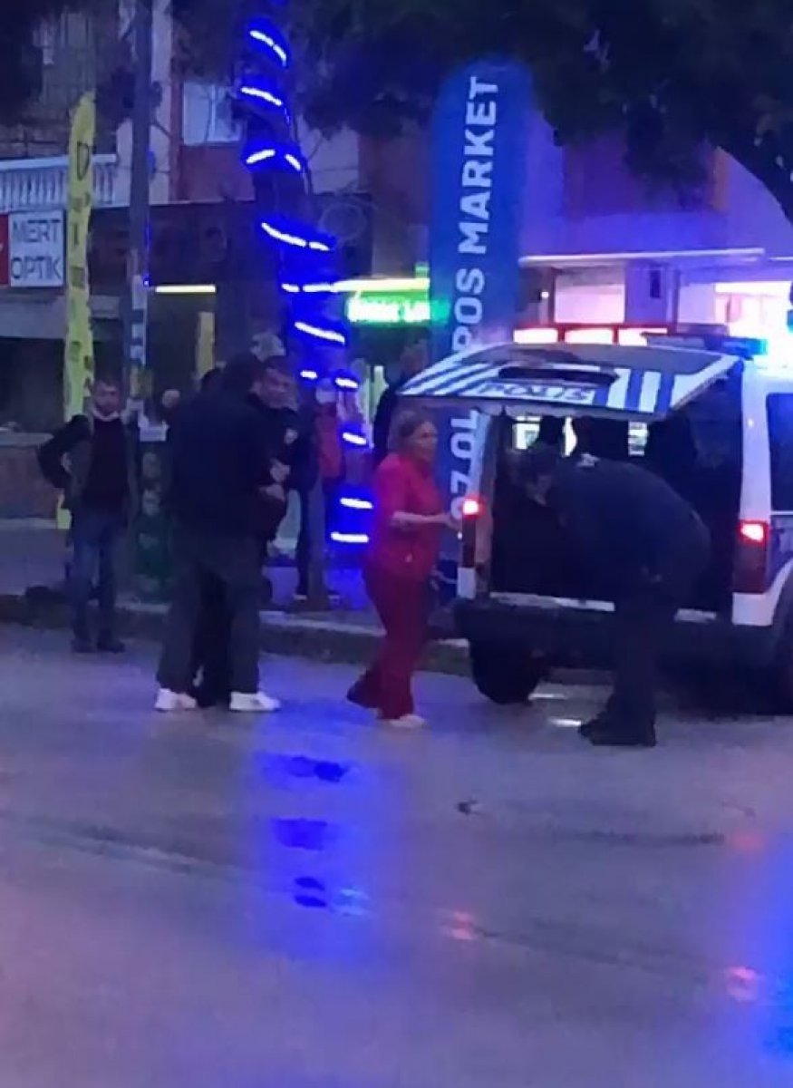 Antalya'da gözaltına alınmak isteyen şahıs polisi tekmeledi