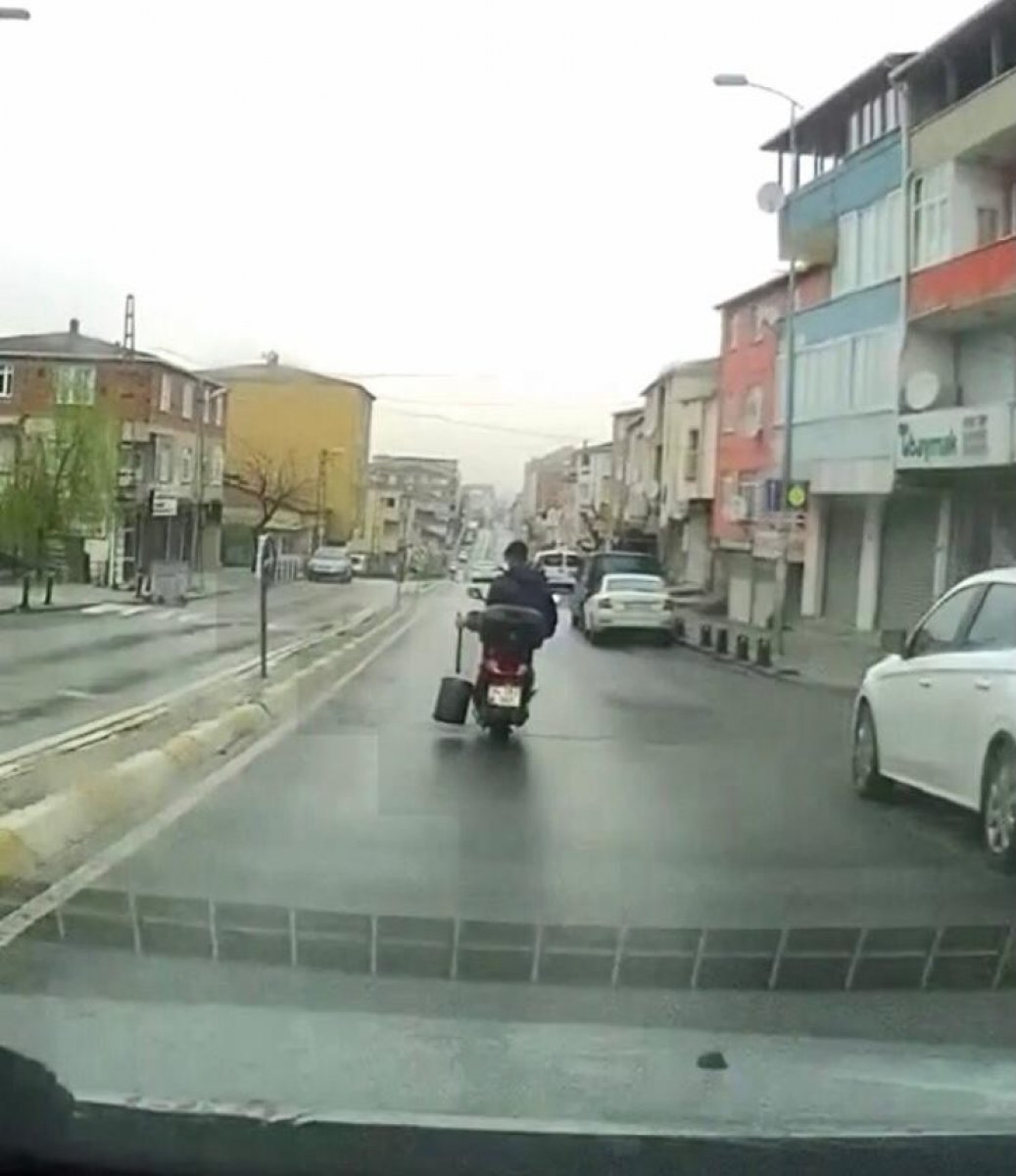 Sultanbeyli'deki motosikletli, nargile közüyle direksiyon tuttu