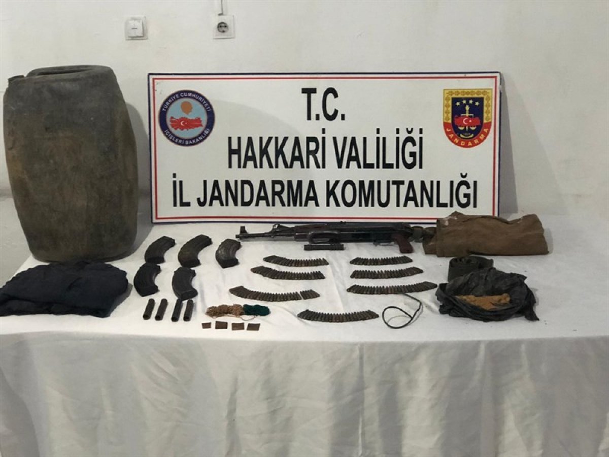 Hakkari’de toprağa gömülü silah ve mühimmat ele geçirildi