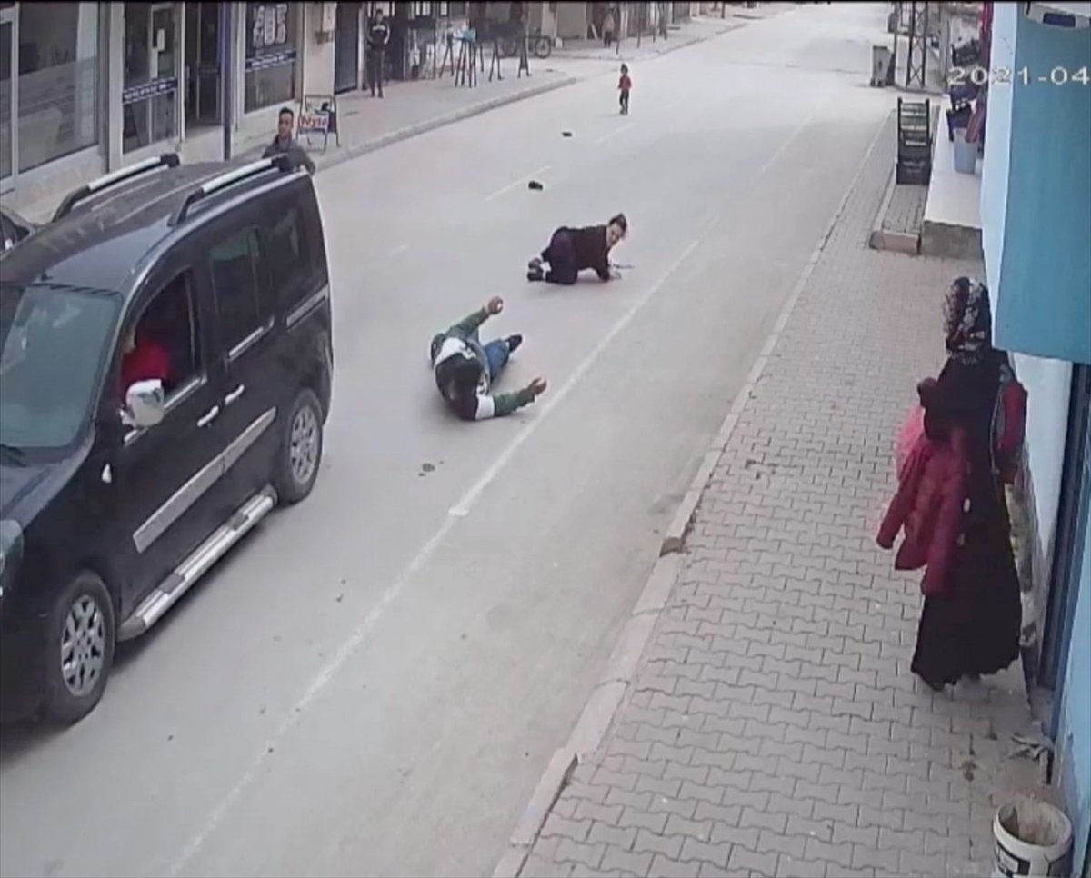 Adana'da kapkaççı, iki kardeşi metrelerce sürükledi