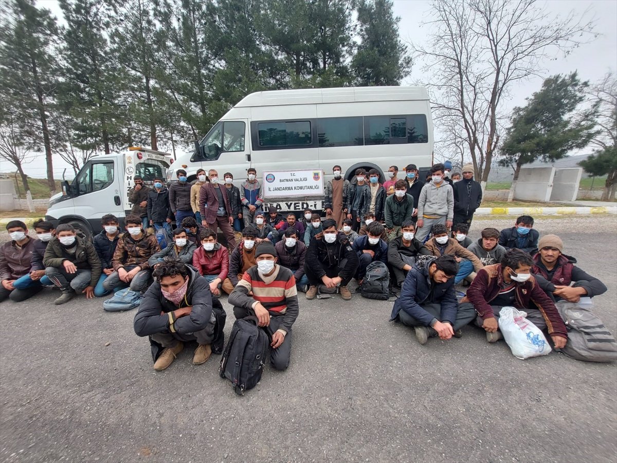 Batman'da minibüste 49 göçmen yakalandı