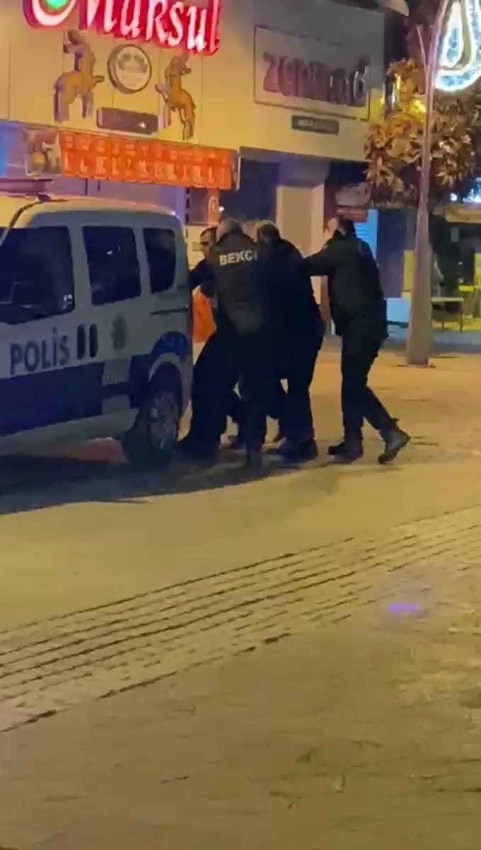 Sakarya’da esnafı rahatsız eden alkollü şahsa polis müdahale etti