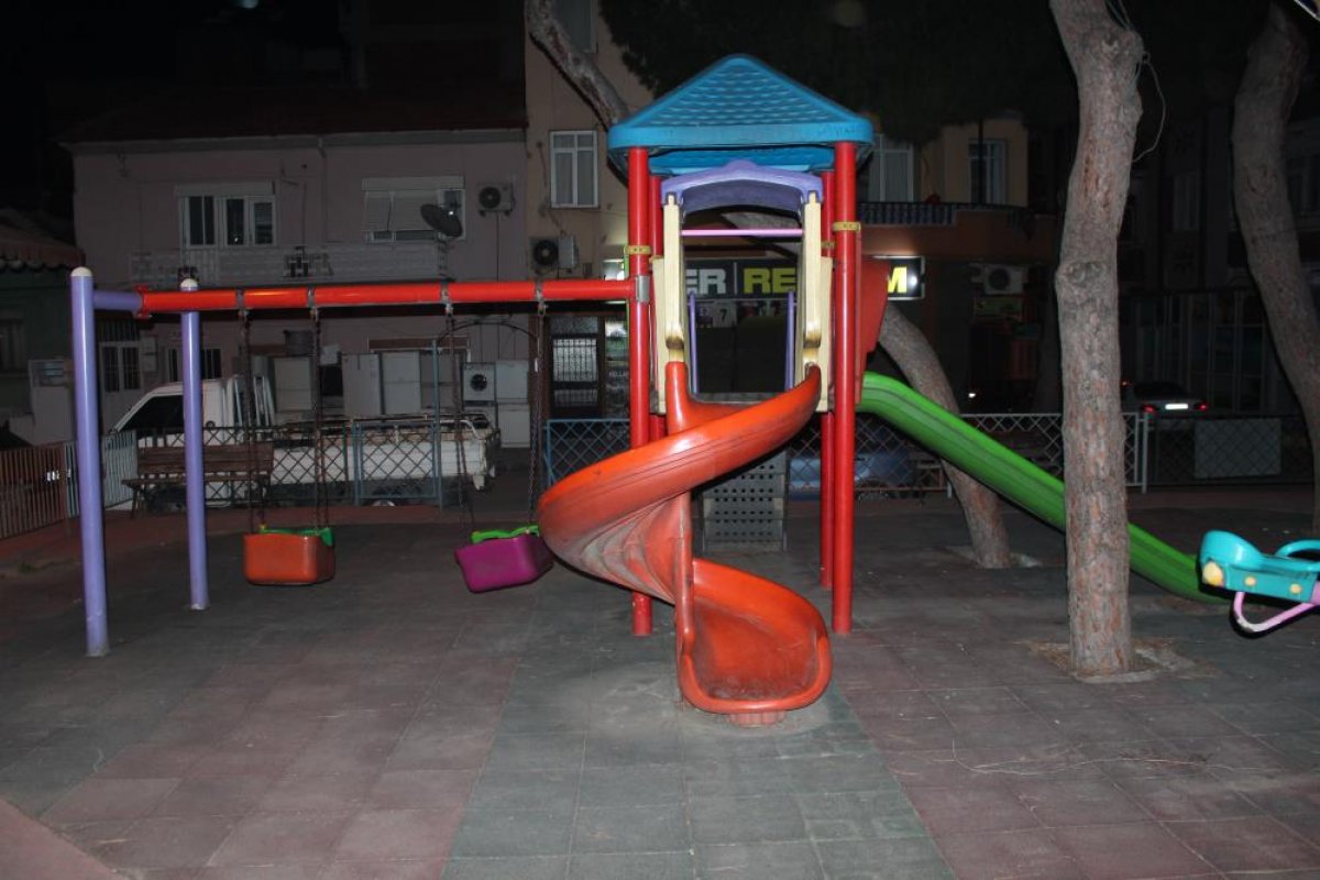 Manisa'da, parkta oynayan çocuğa yorgun mermi isabet etti