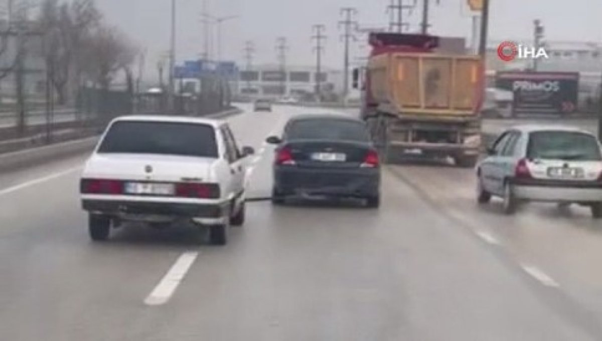 Bursa'da trafiği tehlikeye atan görüntü