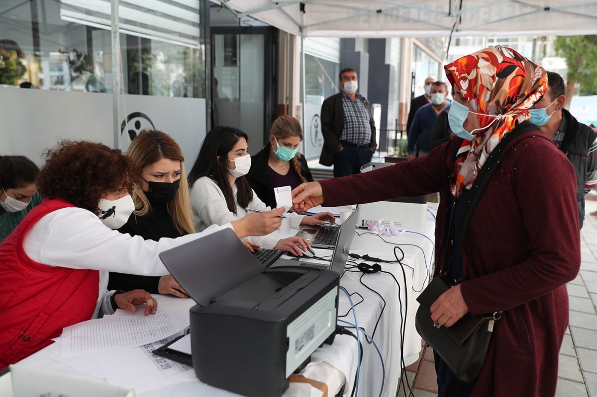 Denizli’de vatandaşlara HES kodlu anahtarlık dağıtıldı