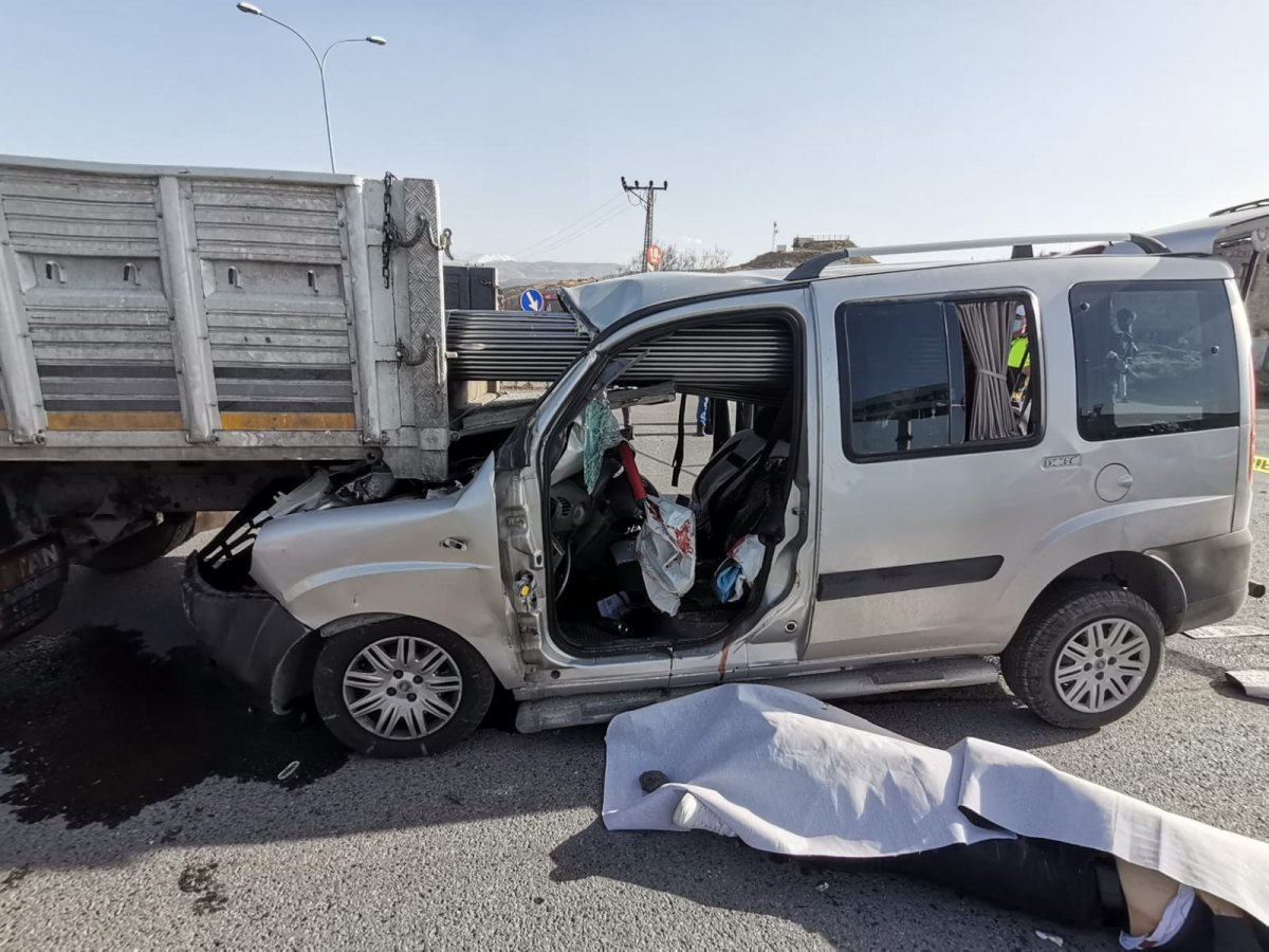 Kayseri'de hafif ticari araçla kamyon çarpıştı