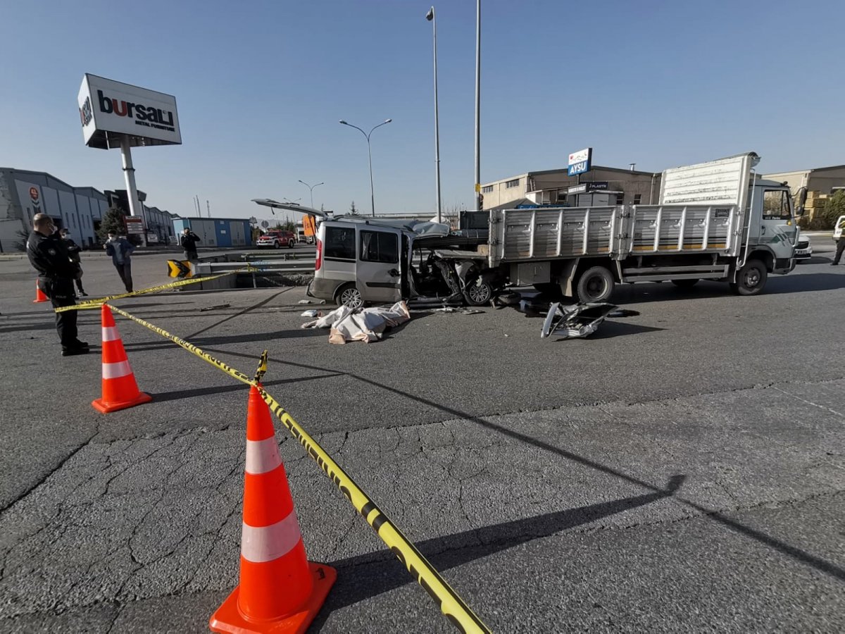 Kayseri'de hafif ticari araçla kamyon çarpıştı