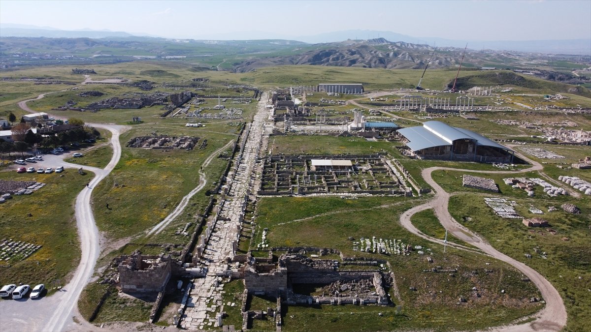 Laodikya Antik Tiyatrosu, izleyicilerini ağırlamak için gün sayıyor