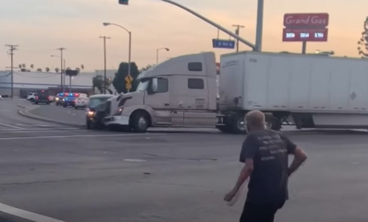 In the USA, the driver who escaped from the police stopped with a truck #2
