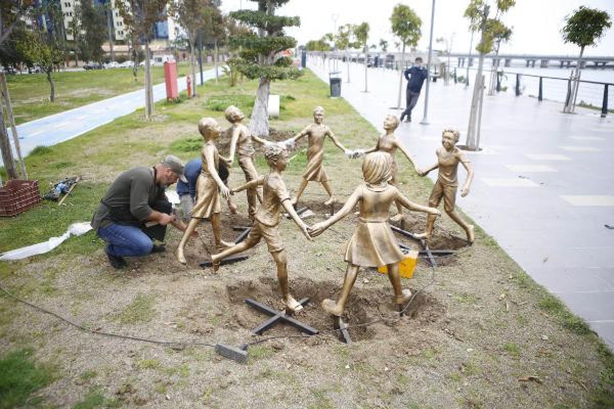 Antalya'da el ele tutuşan çocuk heykelleri onarıldı