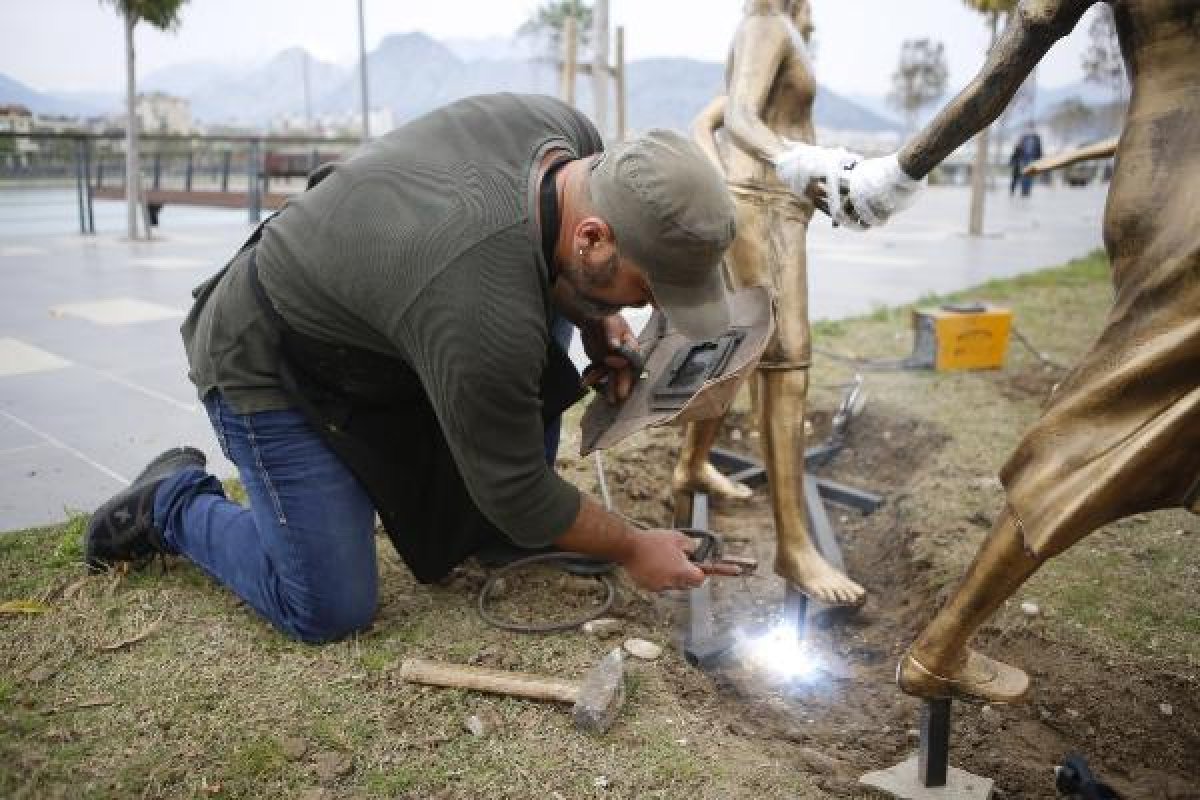 Antalya'da el ele tutuşan çocuk heykelleri onarıldı