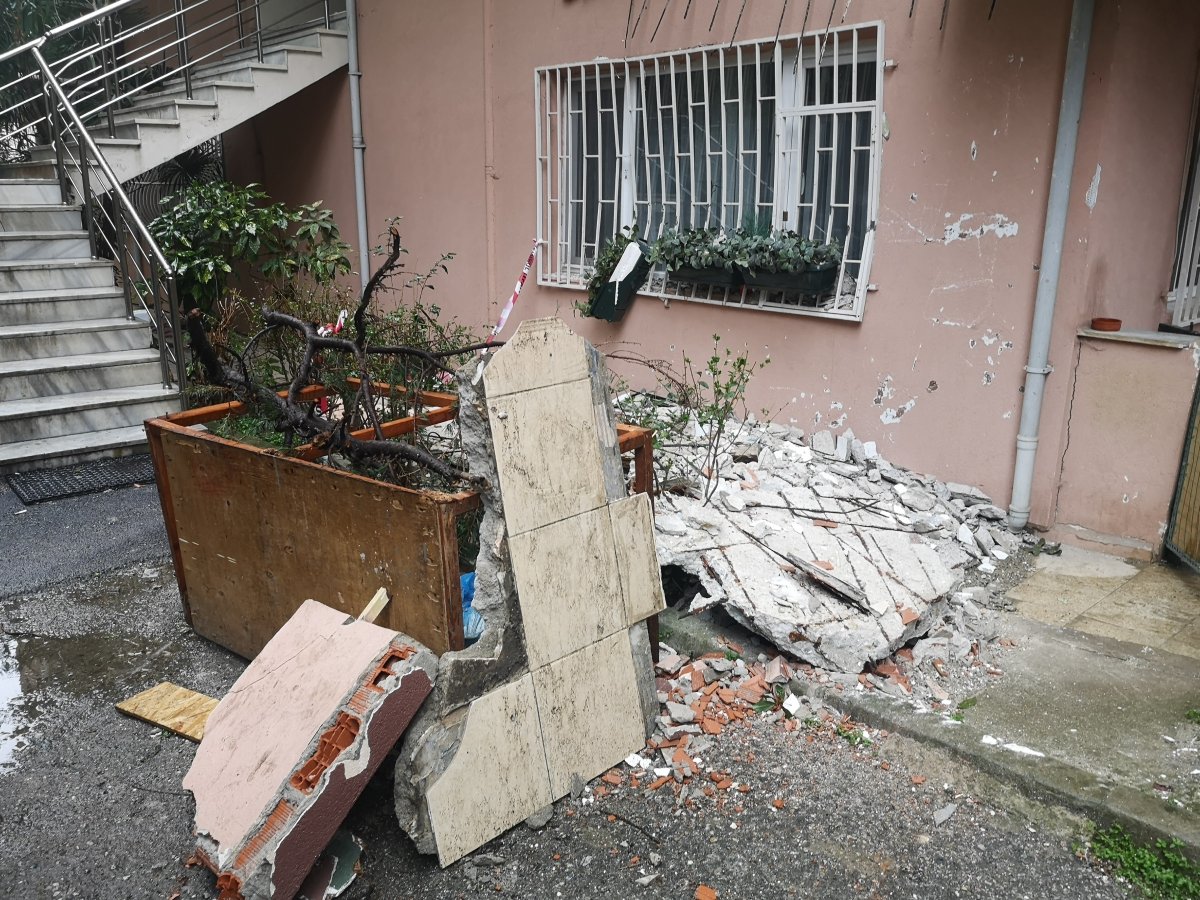 Üsküdar’da 5 katlı binada balkon düştü