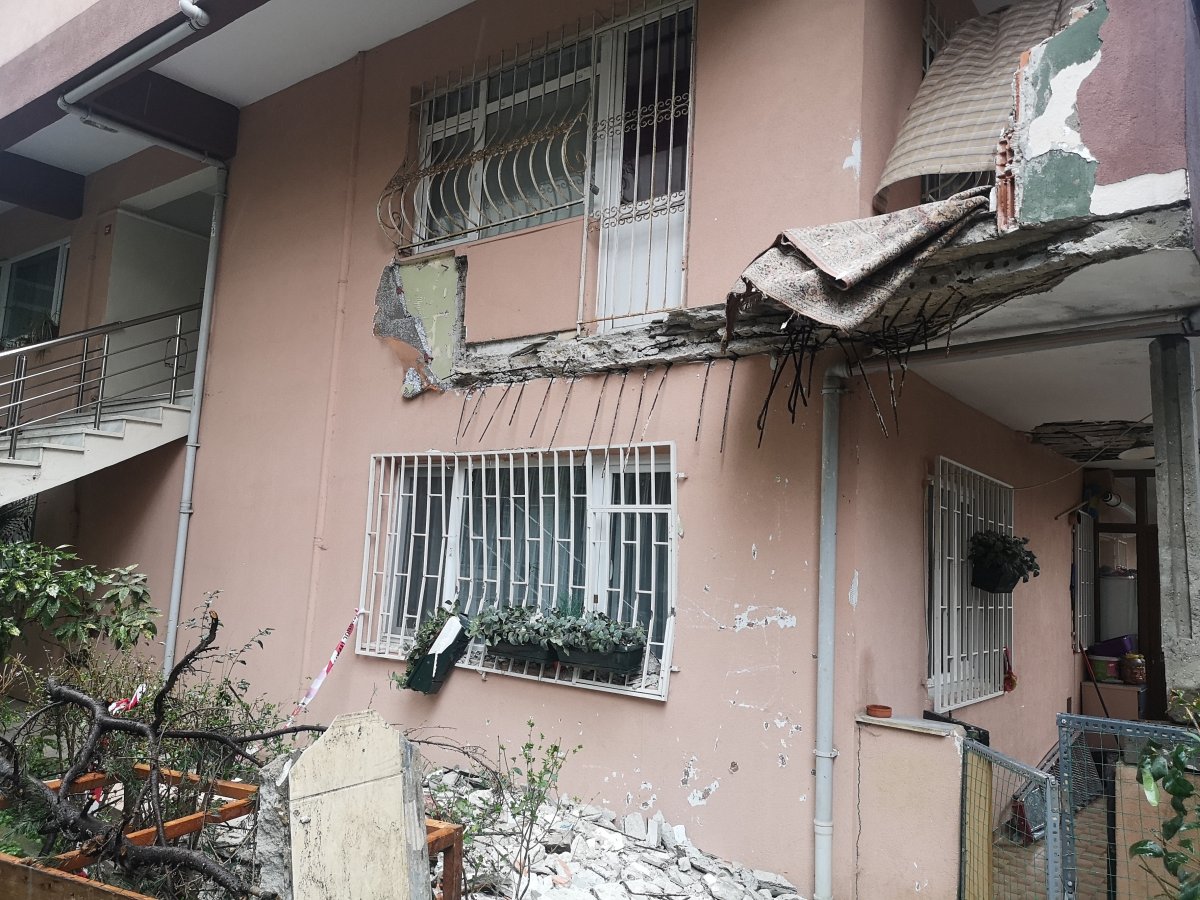 Üsküdar’da 5 katlı binada balkon düştü