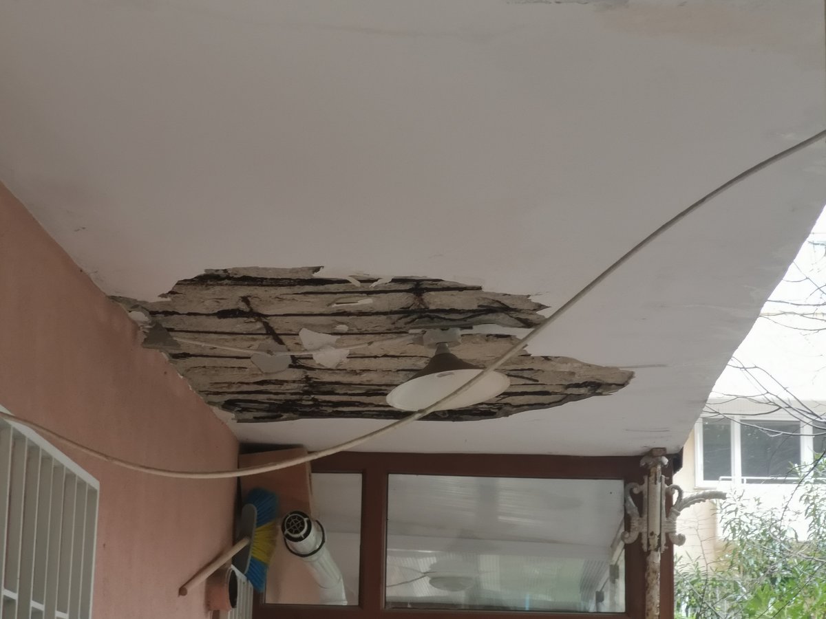 Üsküdar’da 5 katlı binada balkon düştü