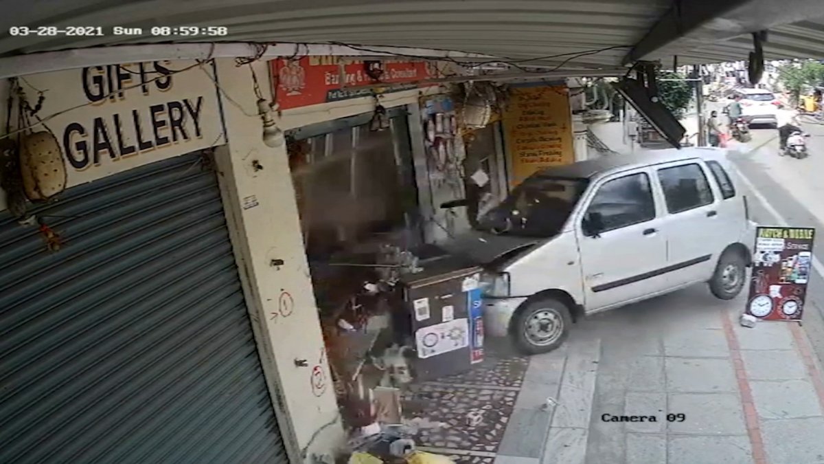 Street vendor who narrowly escaped crash in India #1