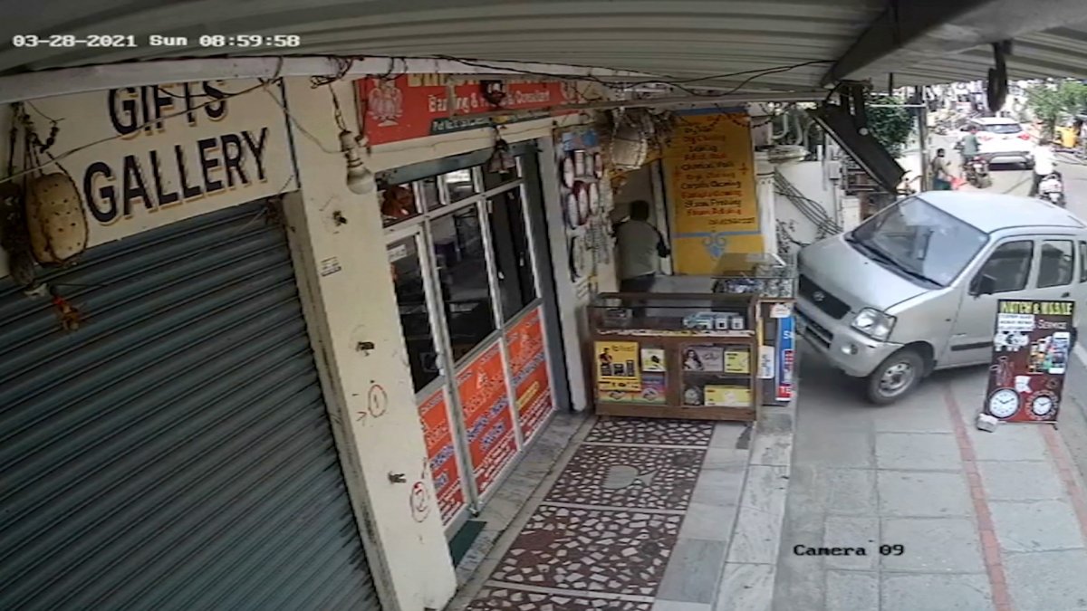Street vendor who narrowly escaped crash in India