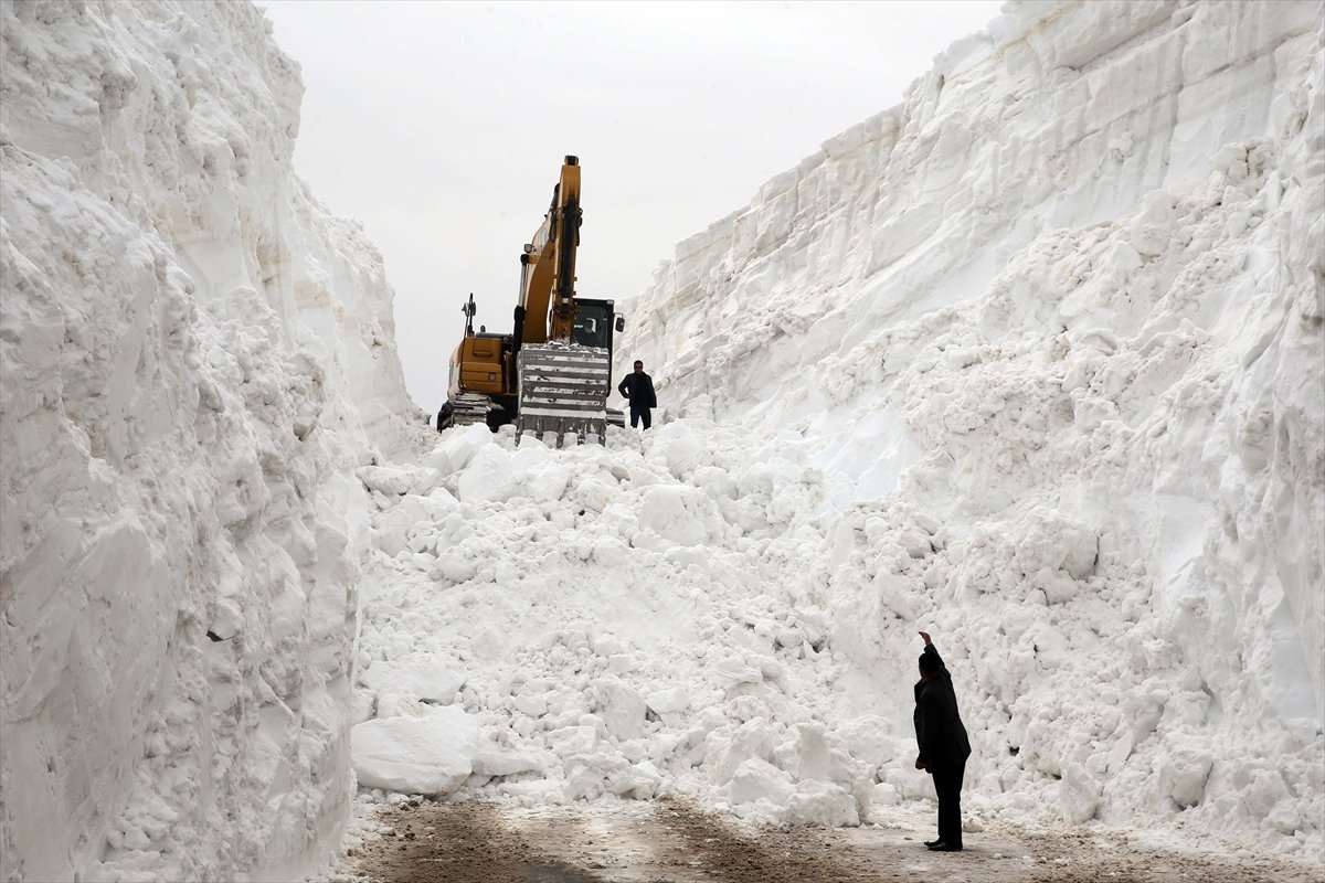 Muş’ta kar kalınlığı 15 metreyi geçti, köy yolu 1 haftada açılabildi