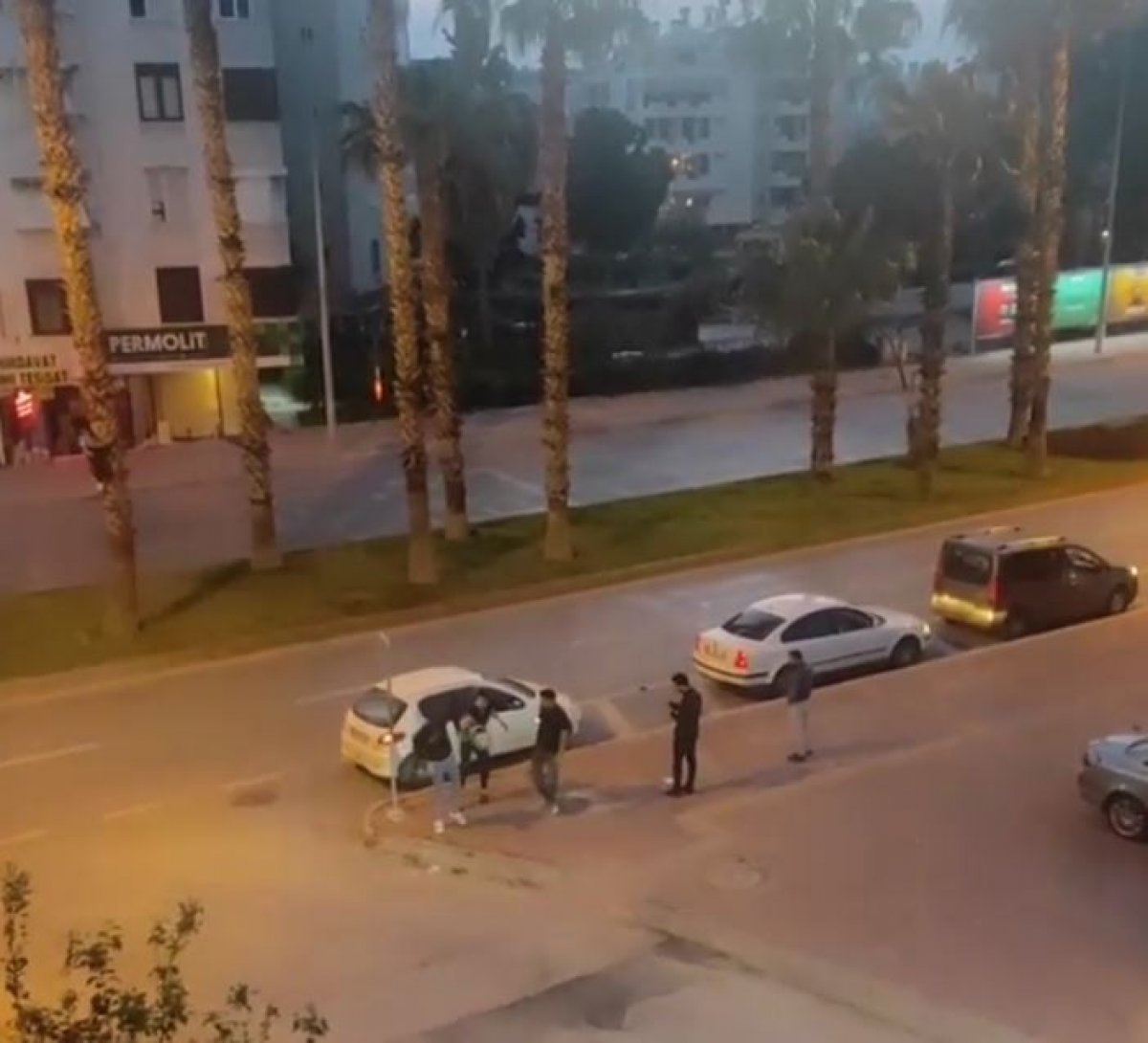 Antalya'da tartıştığı motosikletliyi kaskla dövdü