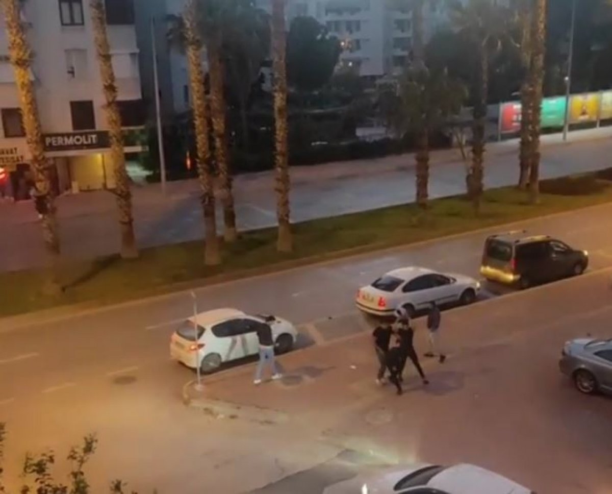 Antalya'da tartıştığı motosikletliyi kaskla dövdü