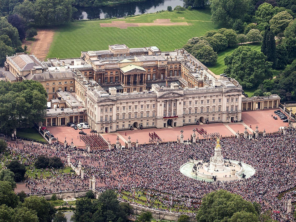 Queen Elizabeth authorized a picnic at Buckingham Palace #1