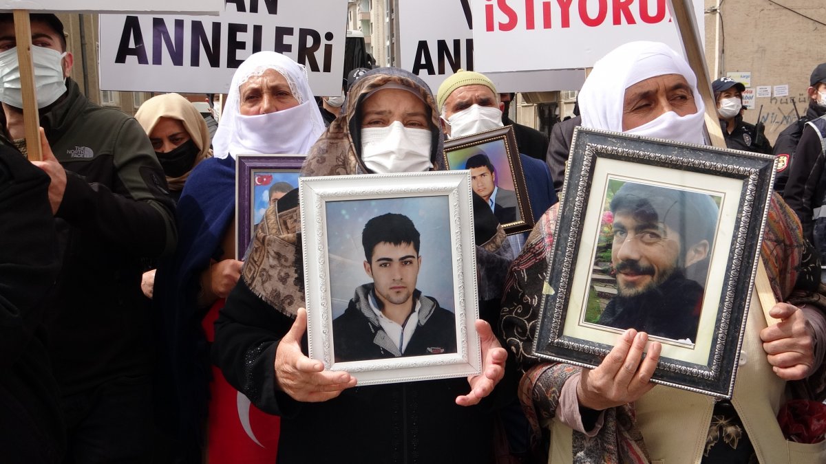 Evlatları dağa kaçırılan Vanlı annelere Diyarbakır annelerinden destek