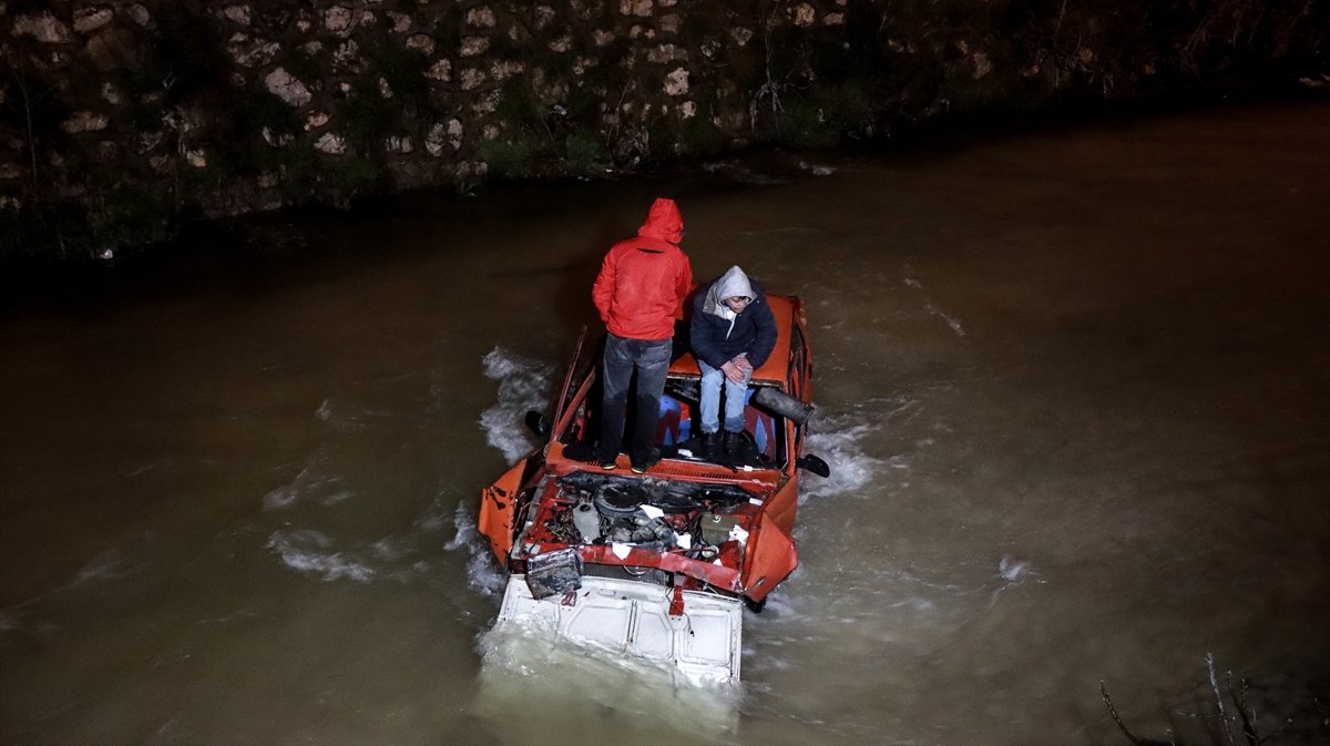 Bursa'da sürücüsü dur ihtarına uymayan otomobil dereye uçtu