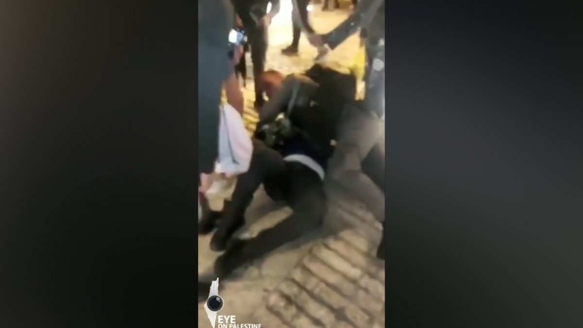 İsrail polisi çocuklarının önünde Filistinli adamı darbetti  #3