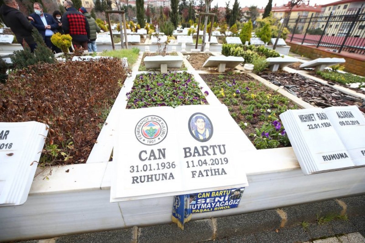 Can Bartu, kabri başında anıldı