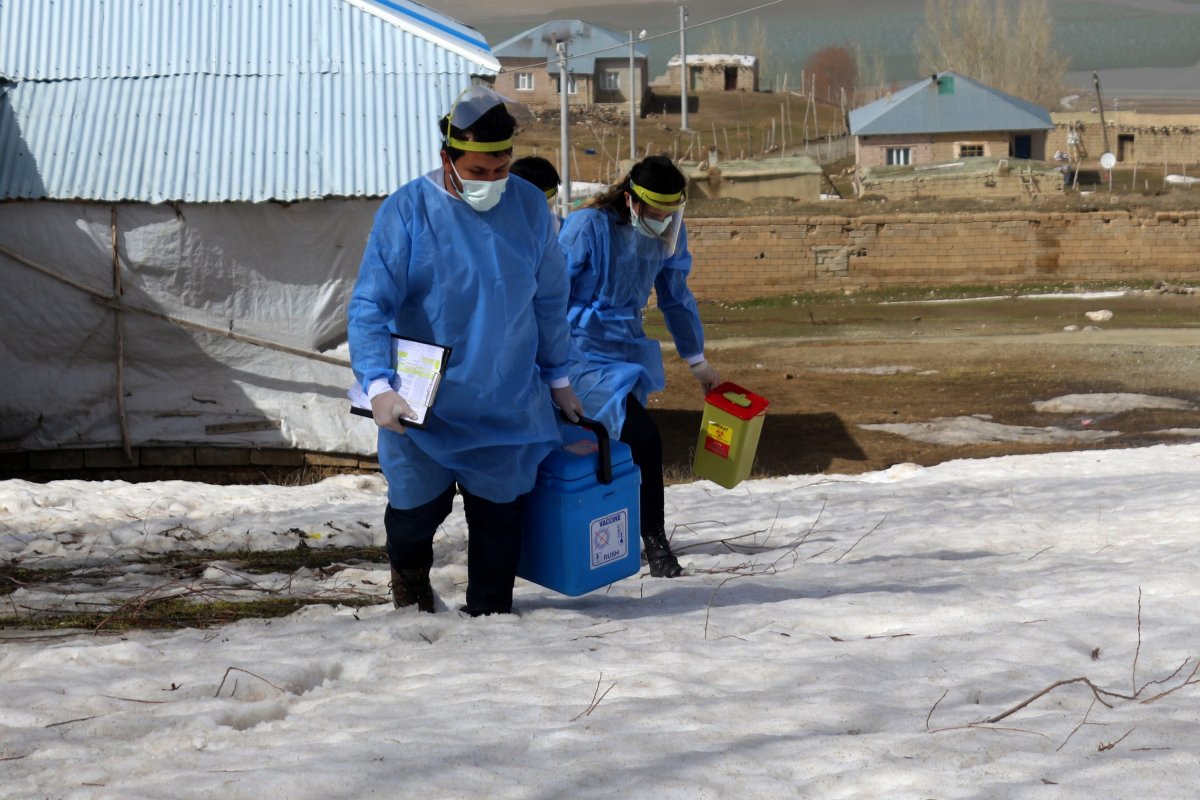 Vaccination work of health professionals crossing snowy roads in Van #7