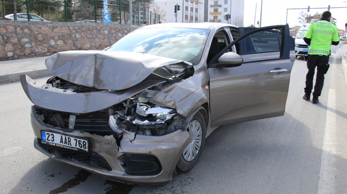 Elazığ'da kaza yaptı, hem ehliyeti kaptırdı hem de ceza yedi