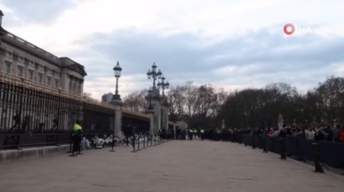 British people gather outside Buckingham Palace for Prince Philip #2