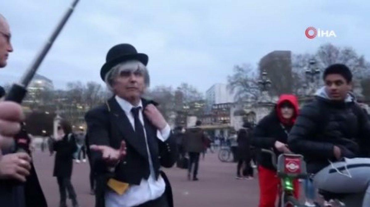 British people gathered outside Buckingham Palace for Prince Philip #3