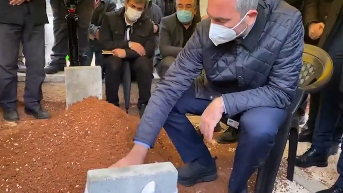 Abdulhamit Gül, annesinin mezarı başında Kur'an-ı Kerim okudu