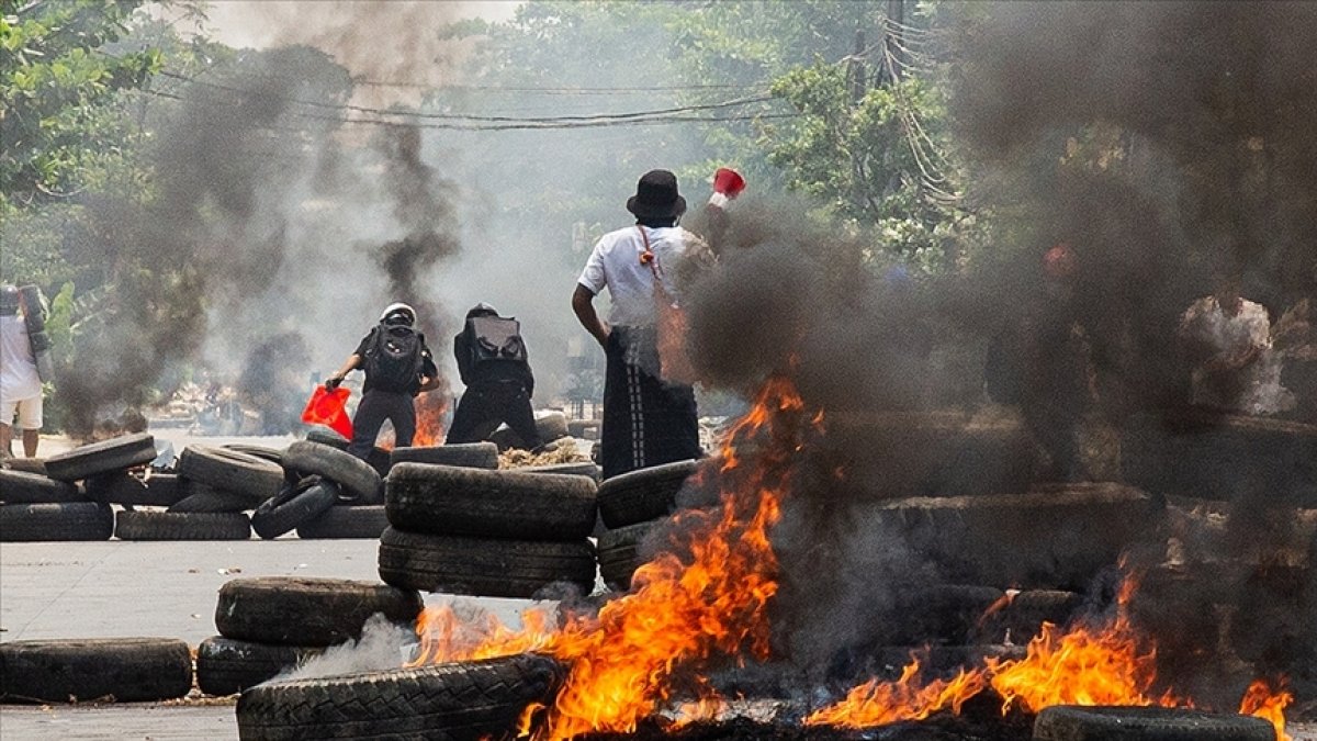 Army in Myanmar opens fire on protesters: 80 dead #4