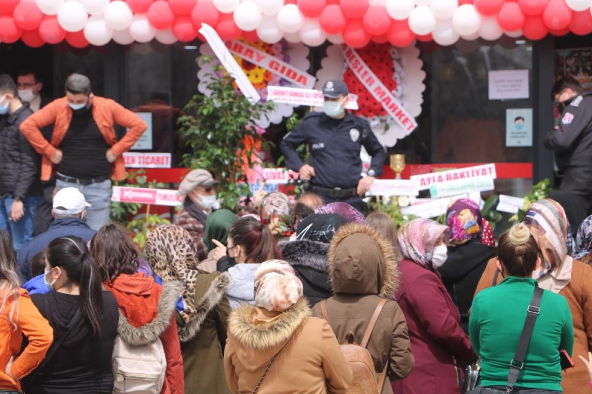 Sivas'ta açılışında izdiham çıkan markete ceza