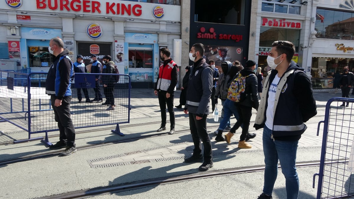 Taksim’de polis ve zabıtadan ortaklaşa denetim