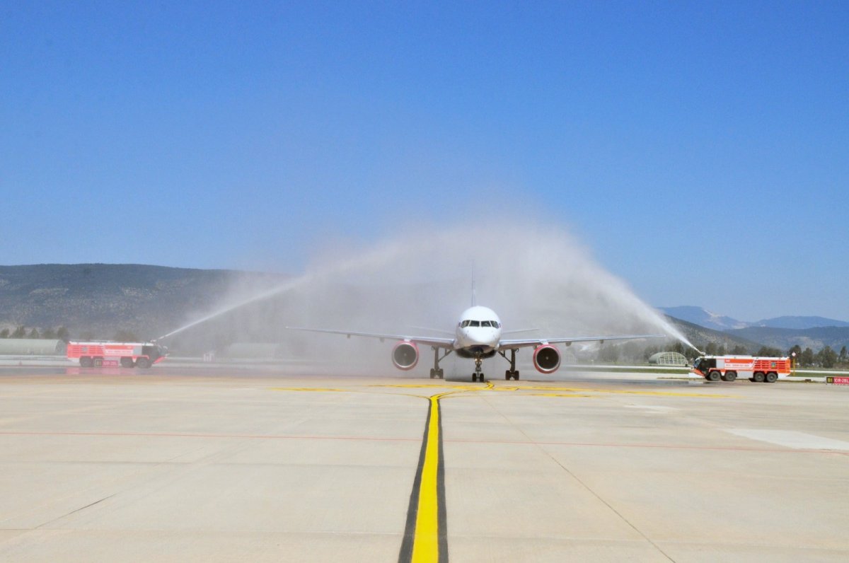 Bodrum havalimanına yılın ilk turist kafilesi geldi