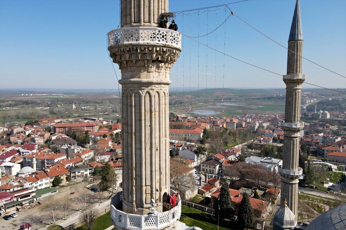 Edirne Selimiye Camisi'nin Ramazan mahyası asıldı