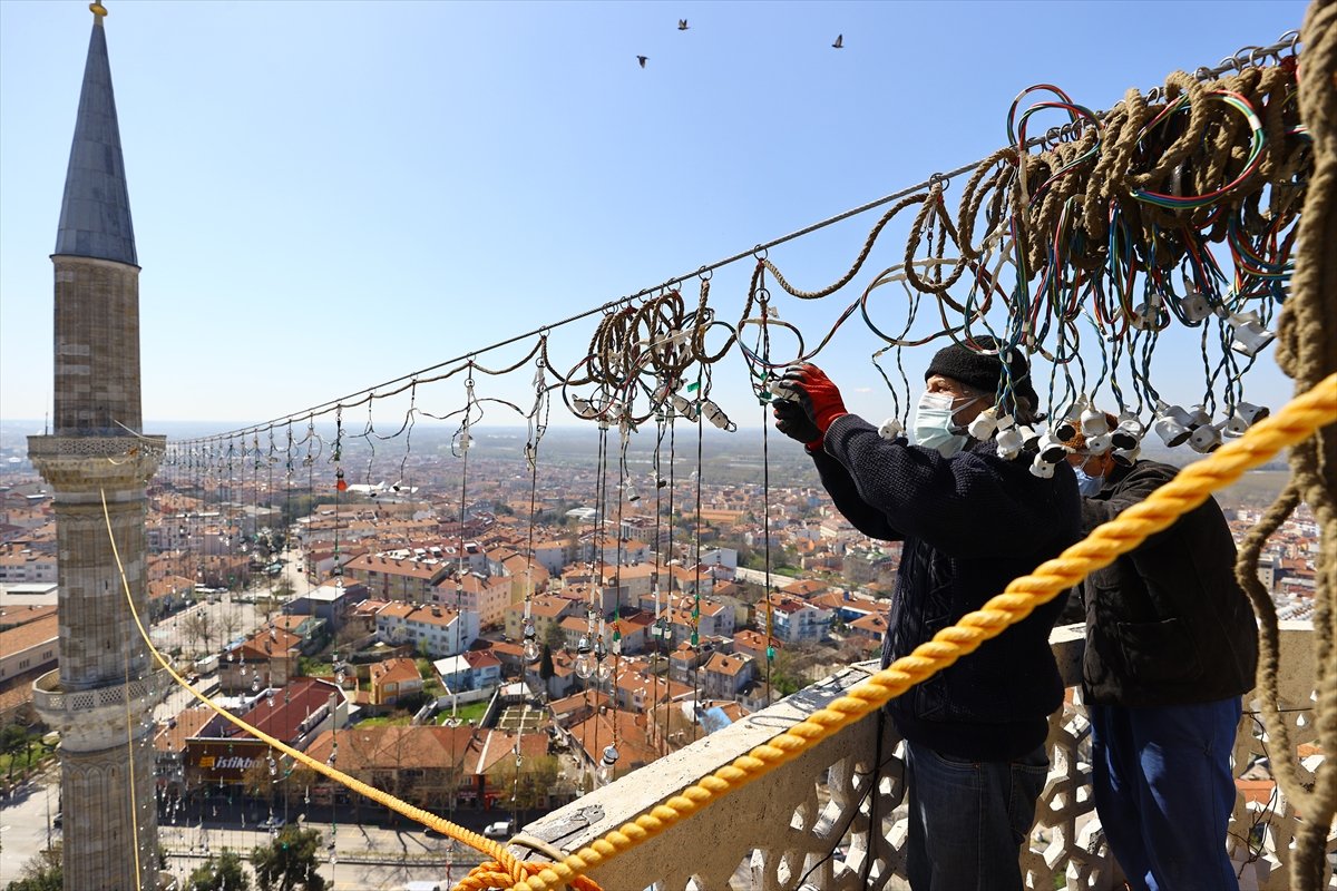 Edirne Selimiye Camisi'nin Ramazan mahyası asıldı