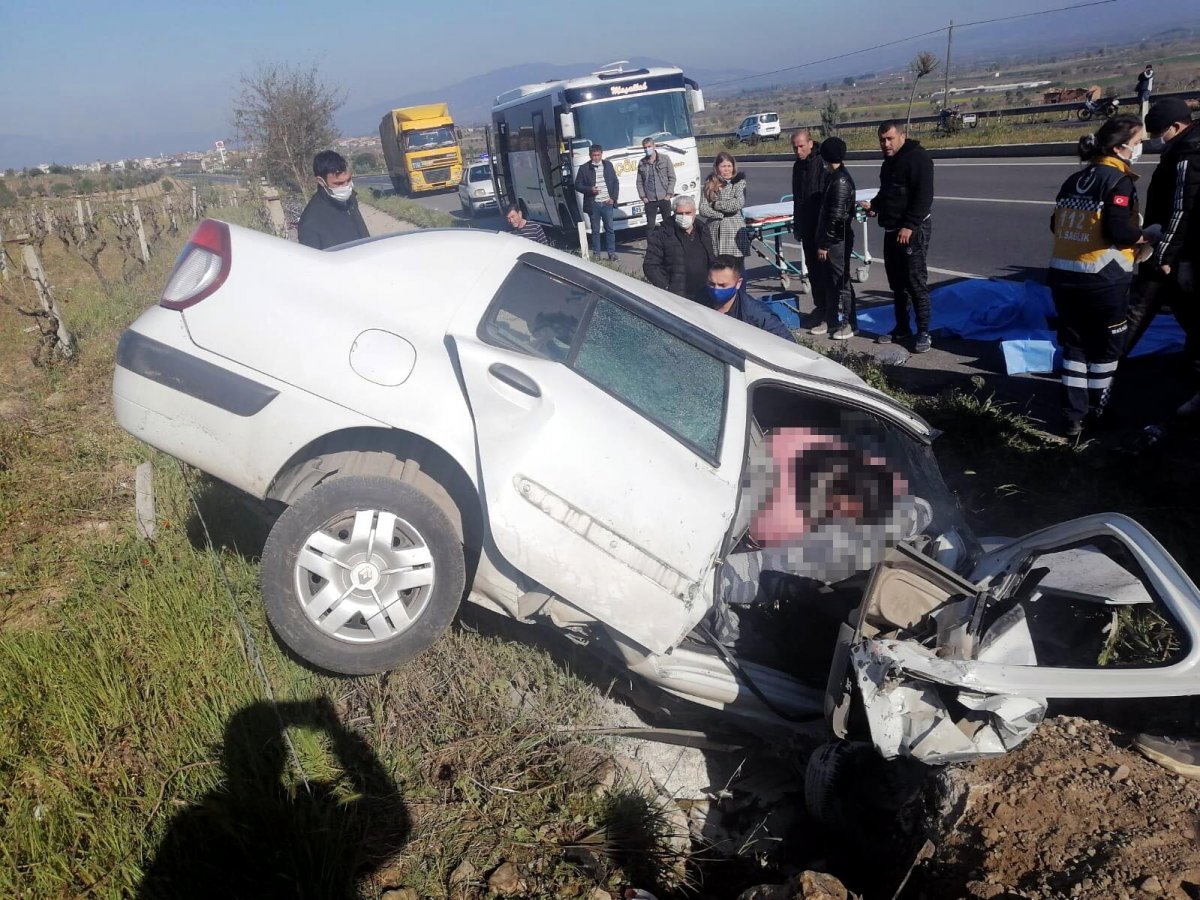 Manisa'da otomobil yol kenarındaki menfeze çarptı: 3 ölü