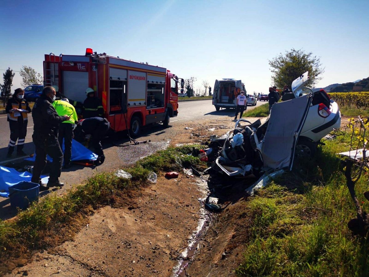 Manisa'da otomobil yol kenarındaki menfeze çarptı: 3 ölü