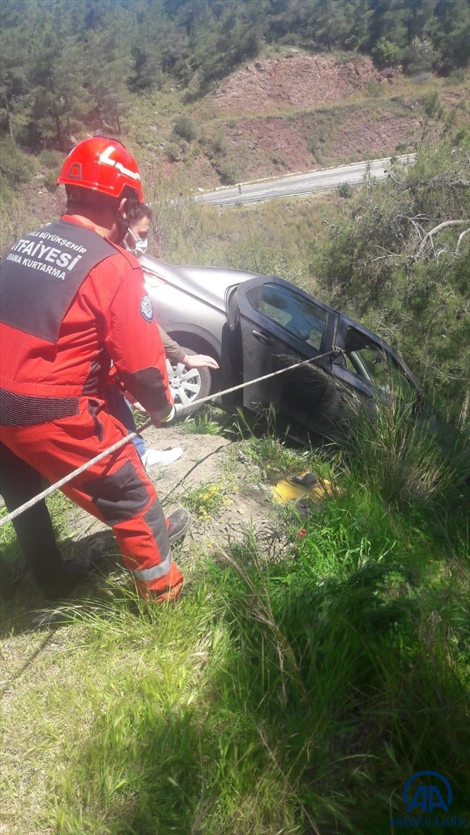 Muğla'da otomobil uçurumun kenarında asılı kaldı