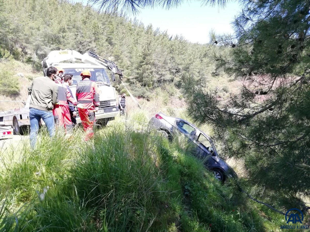 Muğla'da otomobil uçurumun kenarında asılı kaldı