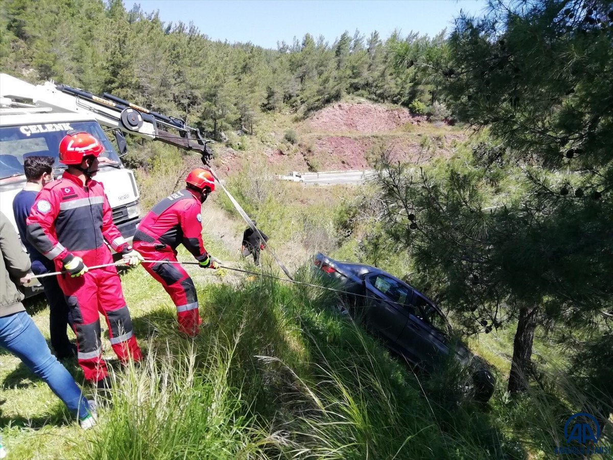 Muğla'da otomobil uçurumun kenarında asılı kaldı