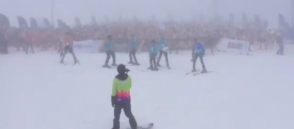 Russians bid farewell to the ski season with their bikinis in Sochi #1