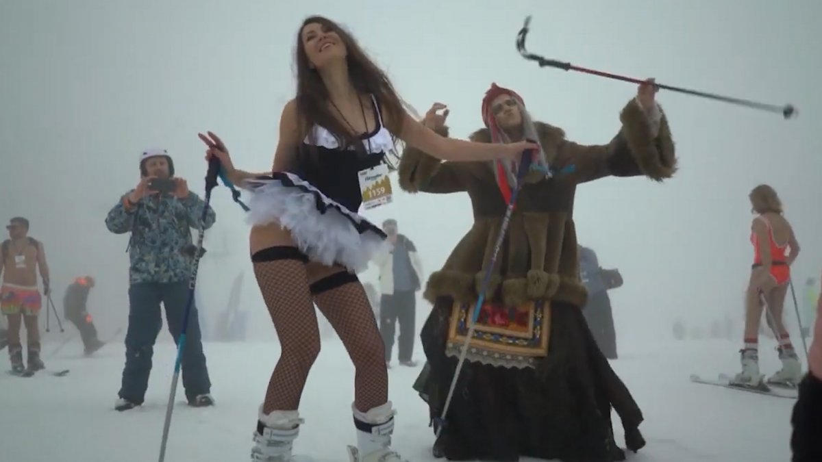 Russians bid farewell to the ski season with their bikinis in Sochi #5