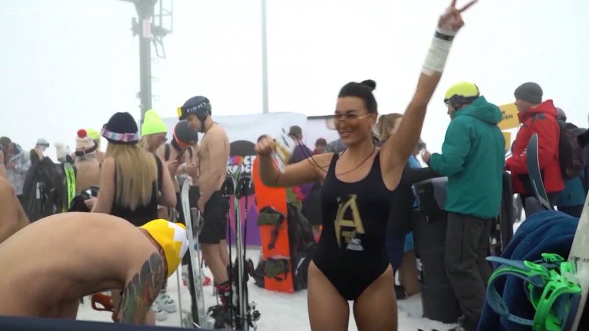 Russians bid farewell to the ski season with their bikinis in Sochi #4